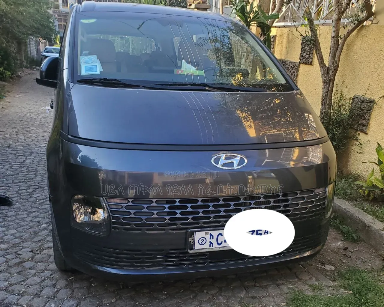 Hyundai Staria 2023 Maroon
