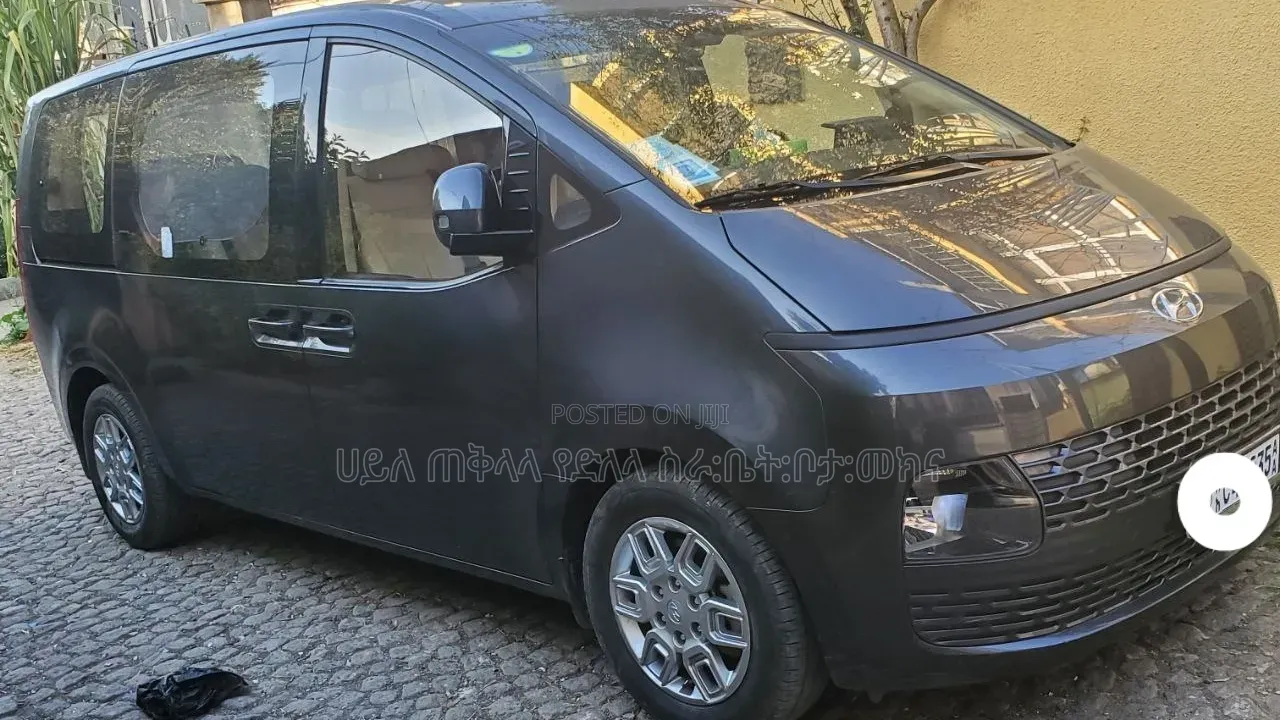 Hyundai Staria 2023 Maroon