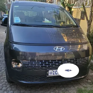 Hyundai Staria 2023 Maroon