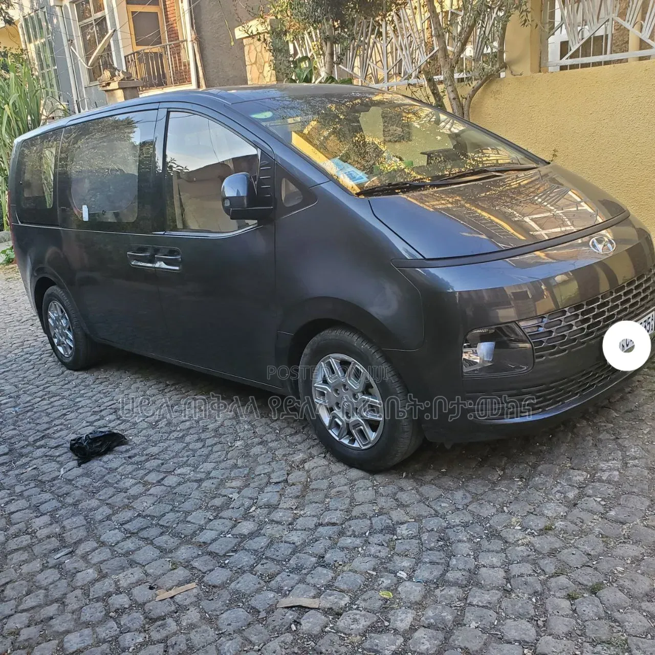 Hyundai Staria 2023 Maroon