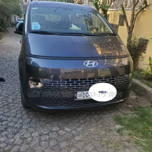 Hyundai Staria 2023 Maroon