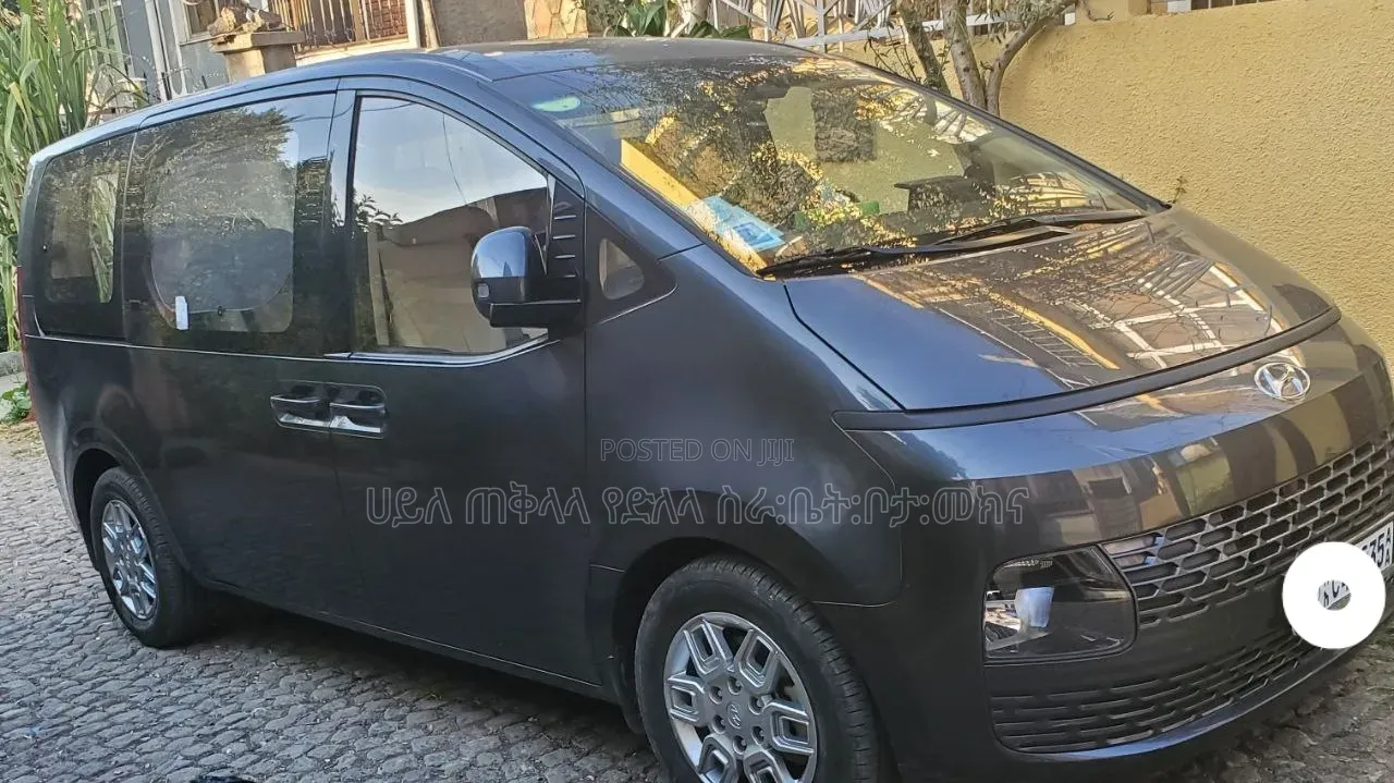 Hyundai Staria 2023 Maroon