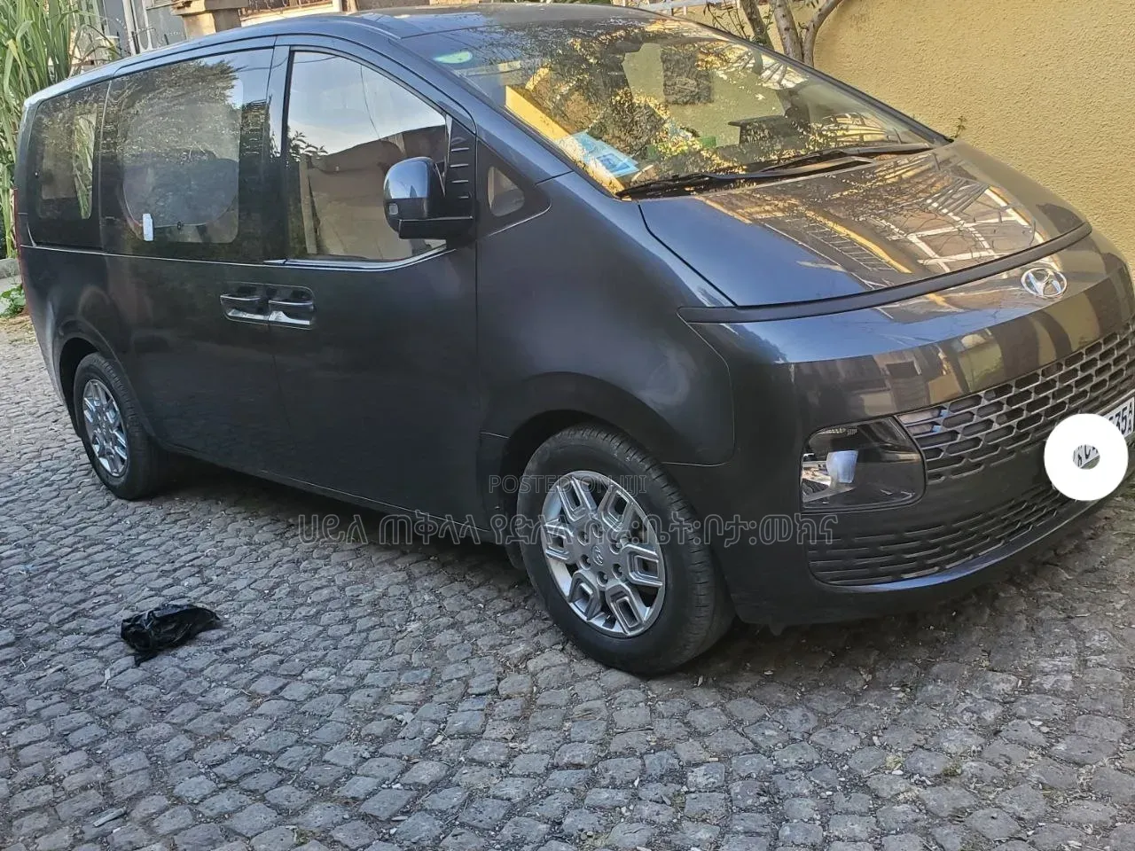 Hyundai Staria 2023 Maroon