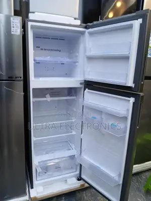Samsung Top Freezer Refrigerator in a Silver Finish. 310-Liter