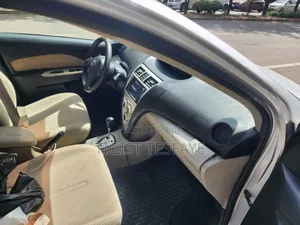 Toyota Yaris 2010 Silver