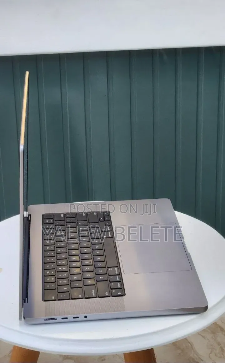 New Laptop Apple MacBook Pro M1 16GB Apple M1 Pro SSD 512GB