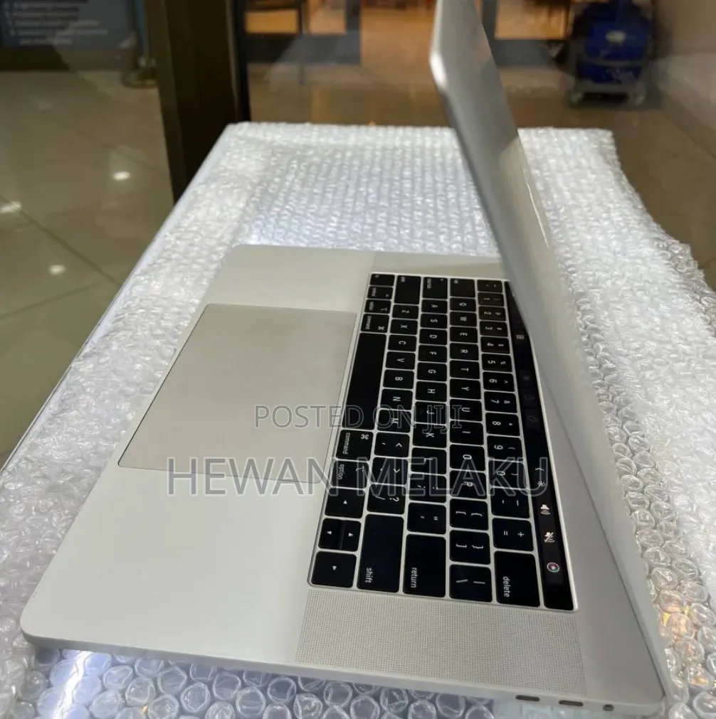 New Laptop Apple MacBook Pro 2018 16GB Intel Core i7 SSD 256GB