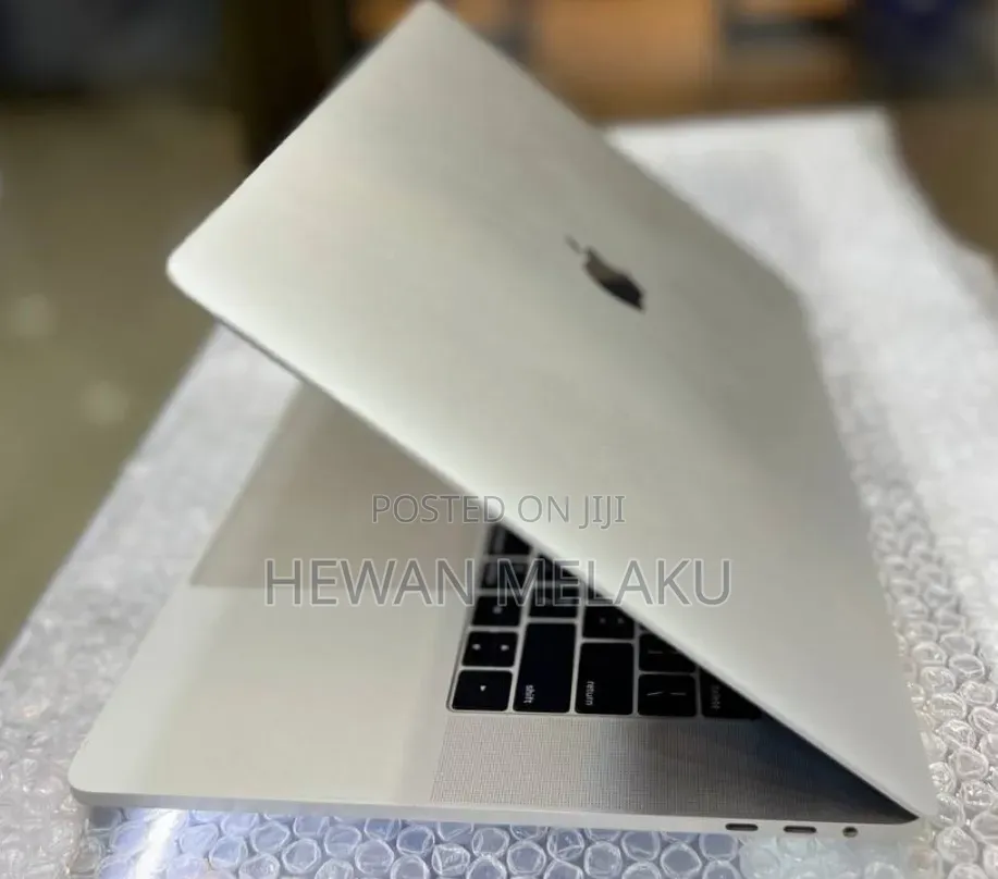 New Laptop Apple MacBook Pro 2018 16GB Intel Core i7 SSD 256GB