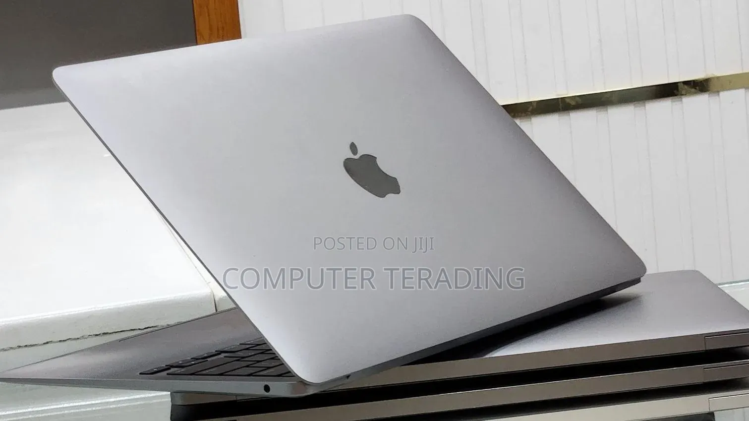 New Laptop Apple MacBook Air 2020 8GB Apple M1 SSD 256GB