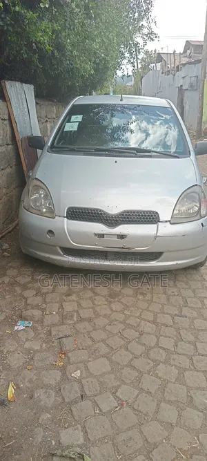 Toyota Vitz 2000 Silver