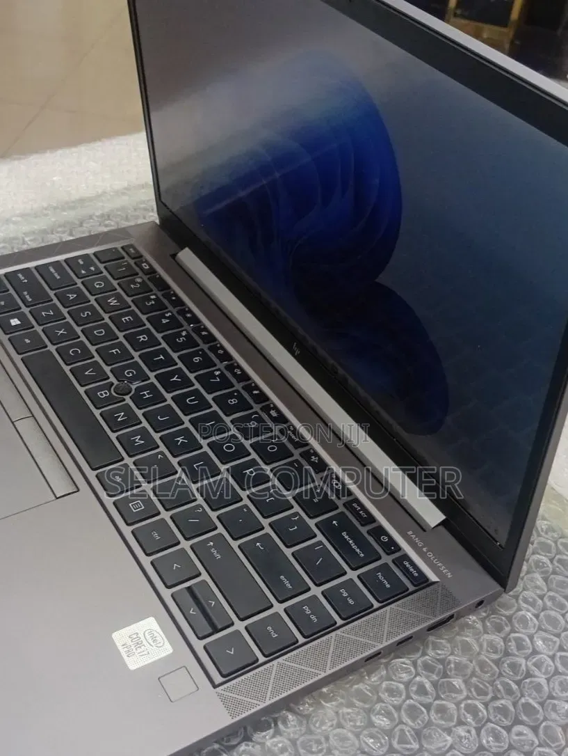 New Laptop HP ZBook Firefly G8 16GB Intel Core i7 SSD 512GB