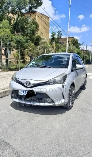 Toyota Yaris L Hatchback 5dr 2015 Silver