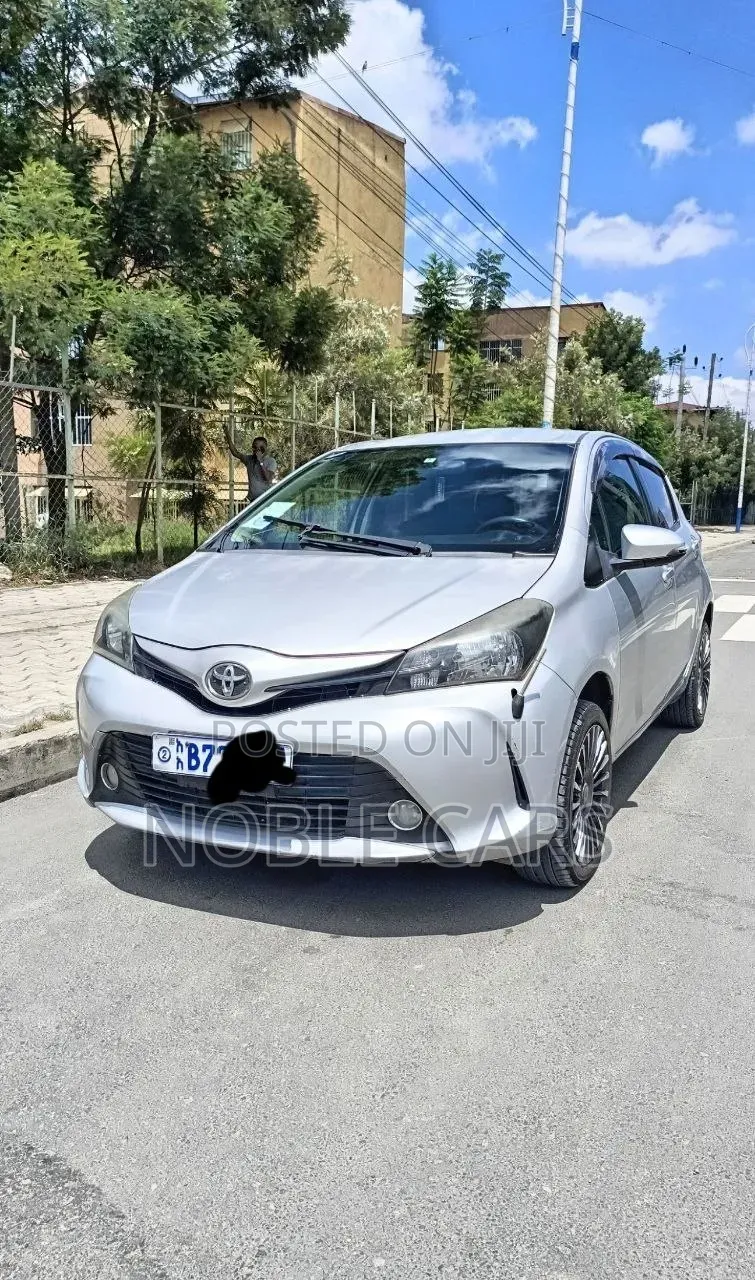 Toyota Yaris L Hatchback 5dr 2015 Silver