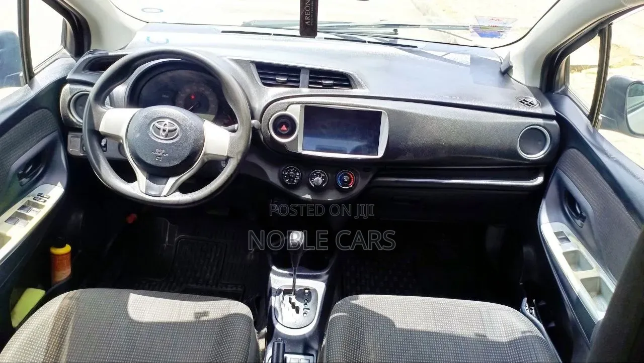 Toyota Yaris L Hatchback 5dr 2015 Silver