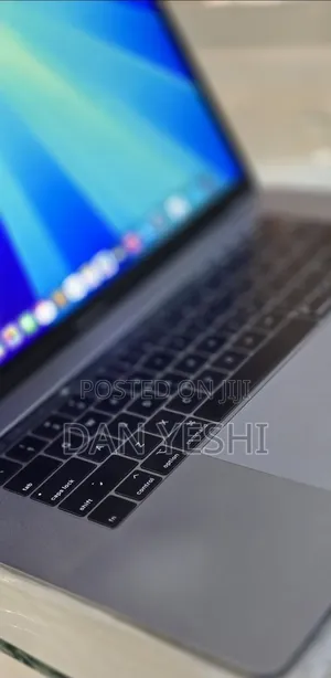 New Laptop Apple MacBook Pro 2018 16GB Intel Core i7 SSD 512GB