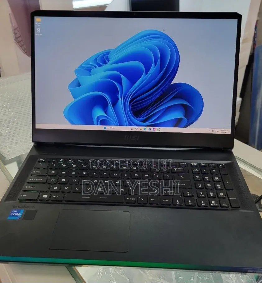 New Laptop MSI Raider 18 HX AI A2XW 16GB Intel Core i7 SSD 1T