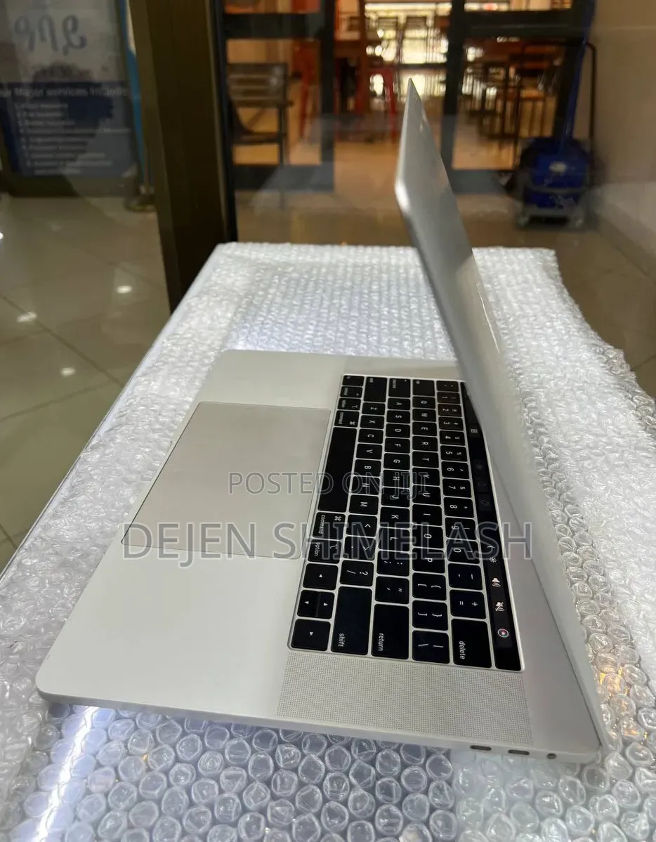 New Laptop Apple MacBook Pro 2018 16GB Intel Core i7 SSD 256GB