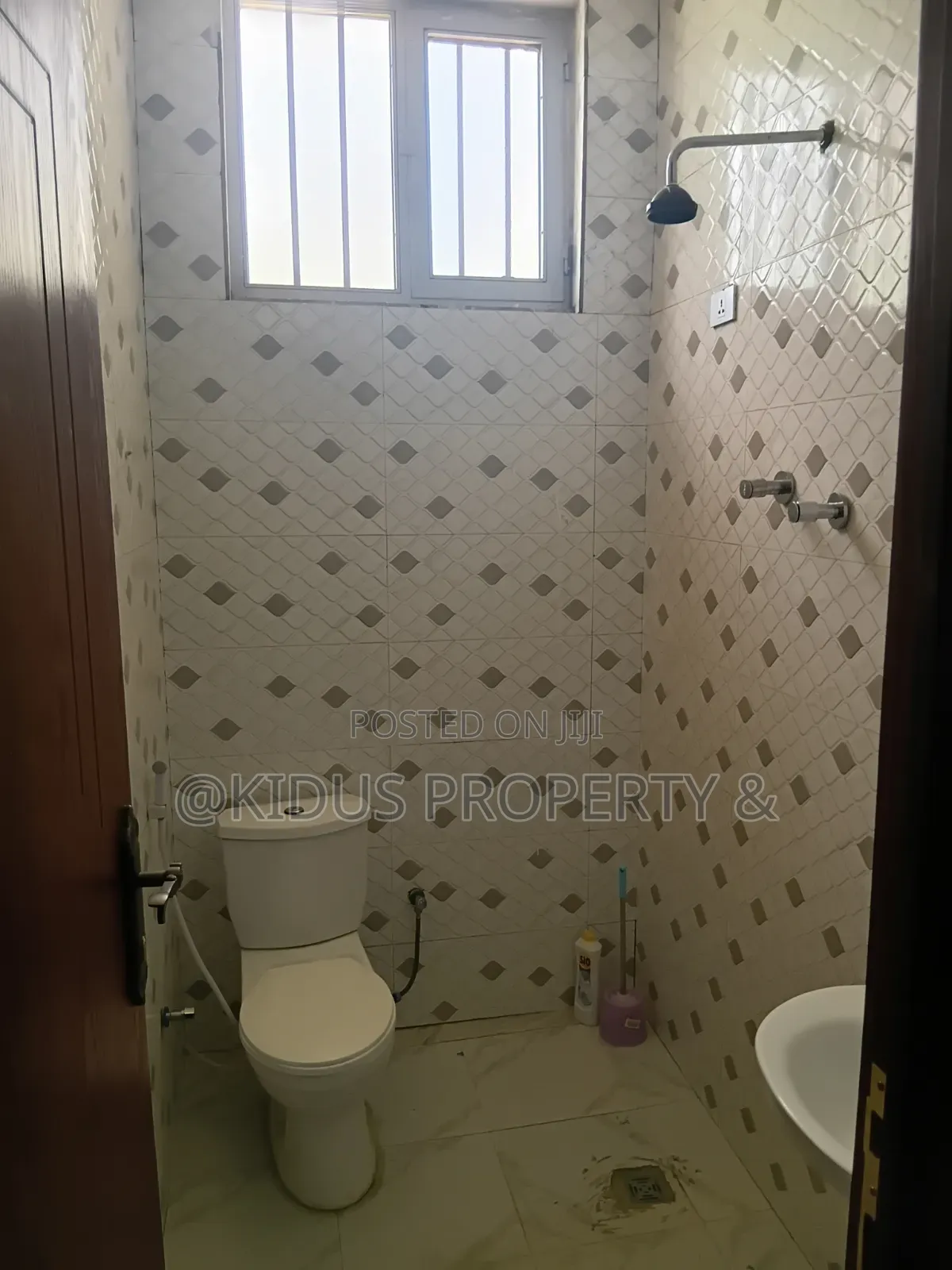 5bdrm Villa in Lebu Medhaniyalem, Nifas Silk-Lafto for rent