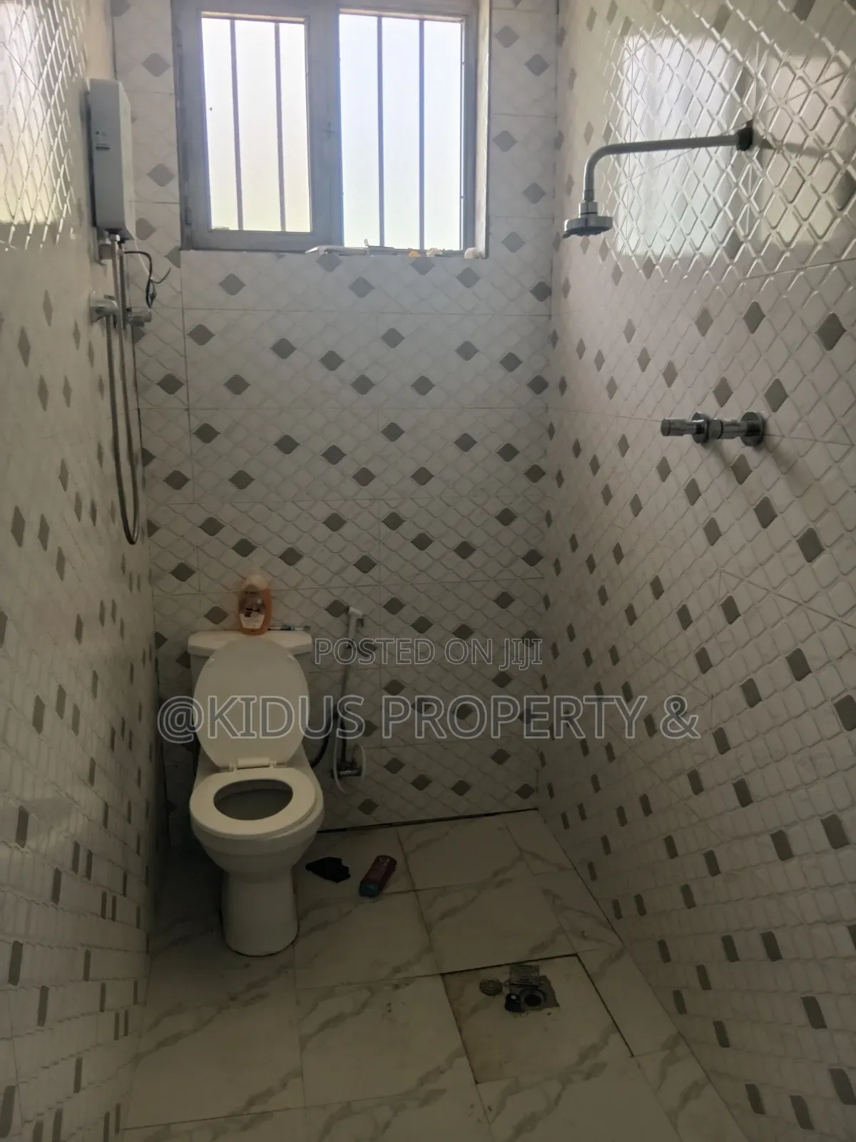 5bdrm Villa in Lebu Medhaniyalem, Nifas Silk-Lafto for rent