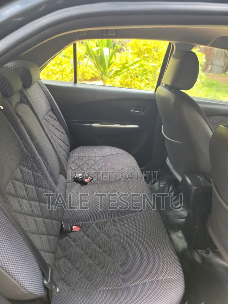 Toyota Yaris Base Sedan 4dr 2010 Gray