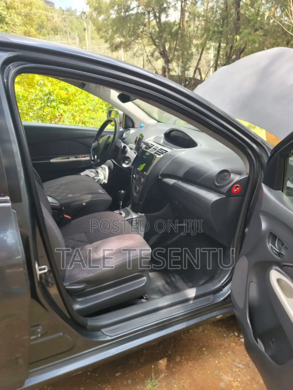 Toyota Yaris Base Sedan 4dr 2010 Gray