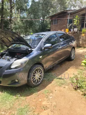 Toyota Yaris Base Sedan 4dr 2010 Gray