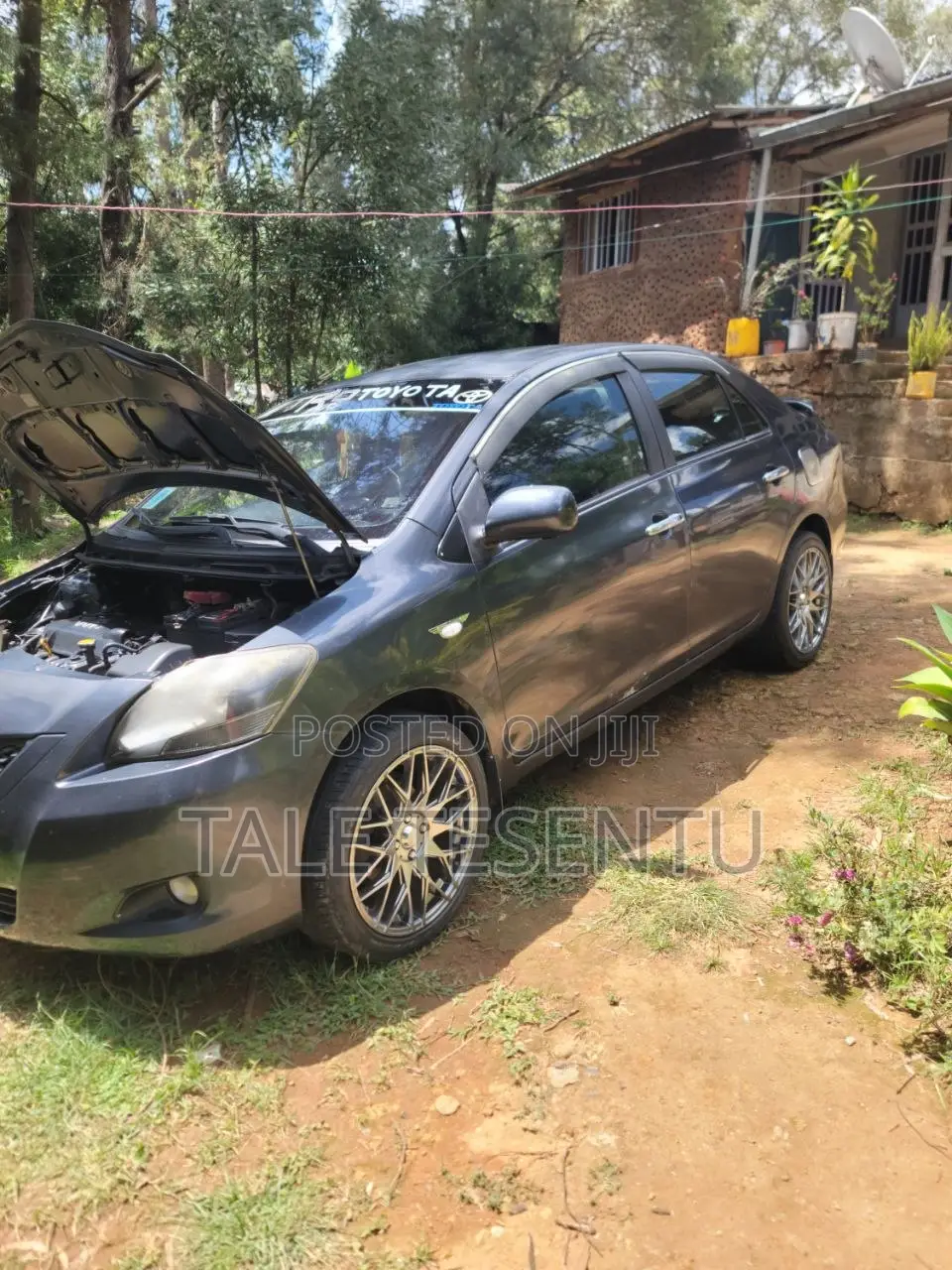 Toyota Yaris Base Sedan 4dr 2010 Gray