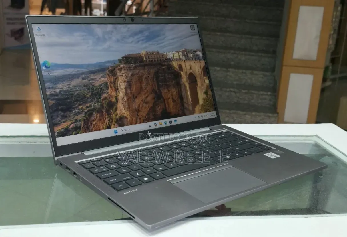 New Laptop HP ZBook Firefly 14 G7 16GB Intel Core i7 SSD 512GB