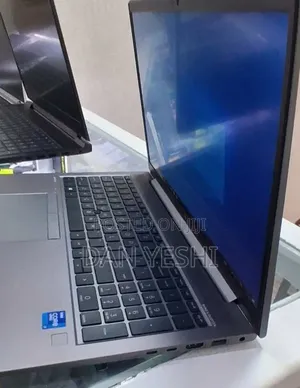New Laptop HP ZBook Firefly G8 16GB Intel Core i7 SSD 512GB
