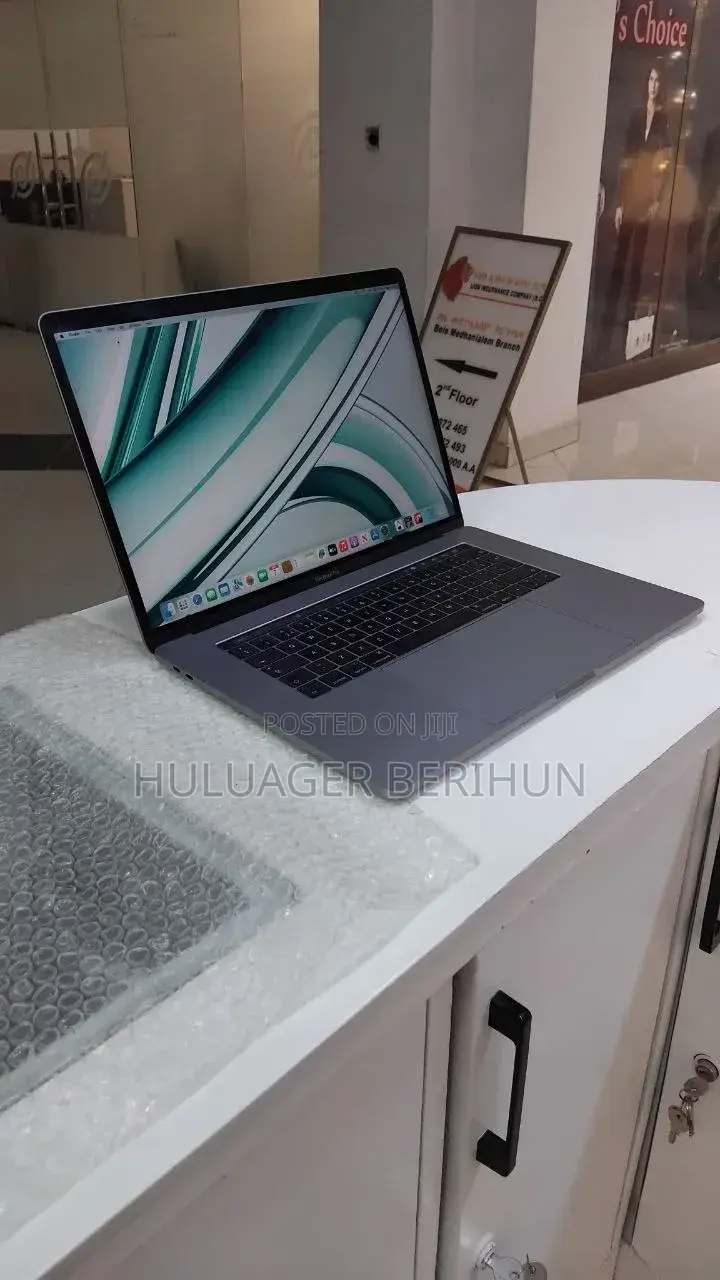 New Laptop Apple MacBook Pro 2017 16GB Intel Core i7 SSD 512GB