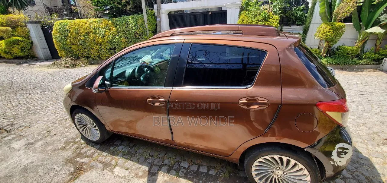 Toyota Yaris 2011 Brown
