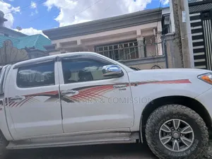 Toyota Hilux 2012 for Rent