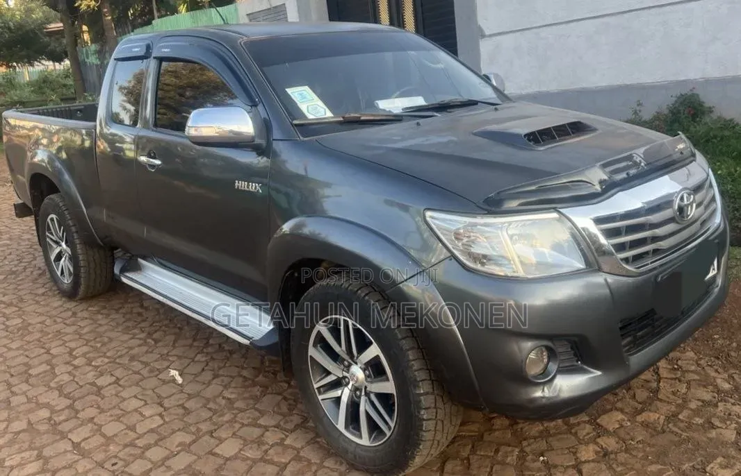 Toyota Hilux 2014 Gray