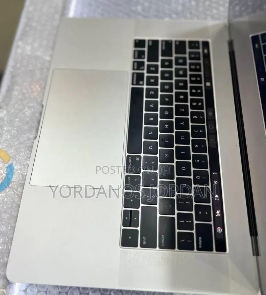 New Laptop Apple MacBook Pro 2018 16GB Intel Core i7 SSD 256GB