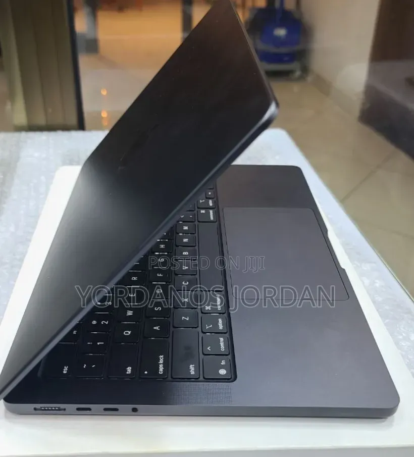 New Laptop Apple MacBook Pro 2025 M5 14-inch 16GB Apple M5 SSD 512GB