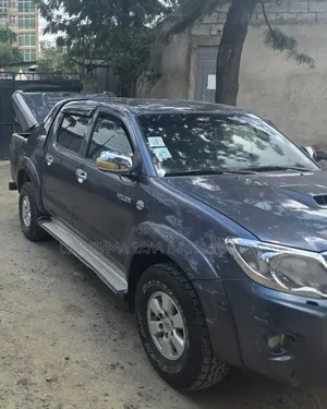 Toyota Hilux 2013 Maroon