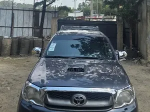 Toyota Hilux 2013 Maroon