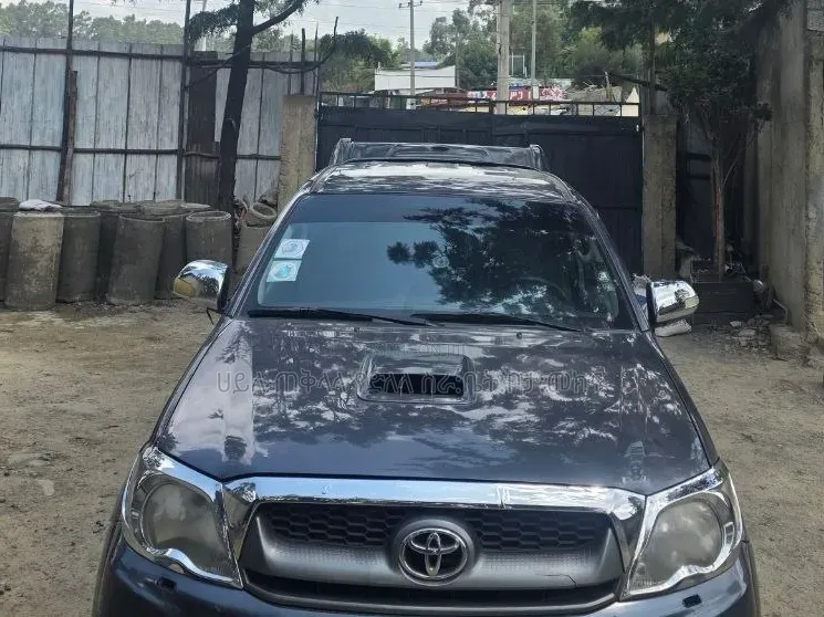 Toyota Hilux 2013 Maroon