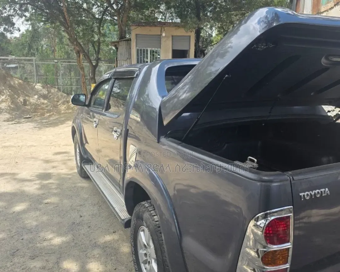 Toyota Hilux 2013 Maroon