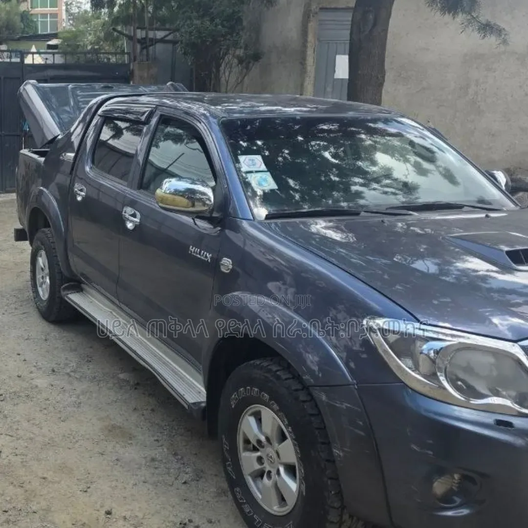 Toyota Hilux 2013 Maroon