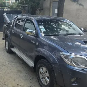 Toyota Hilux 2013 Maroon