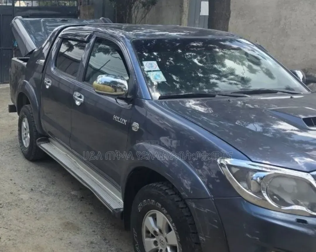 Toyota Hilux 2013 Maroon