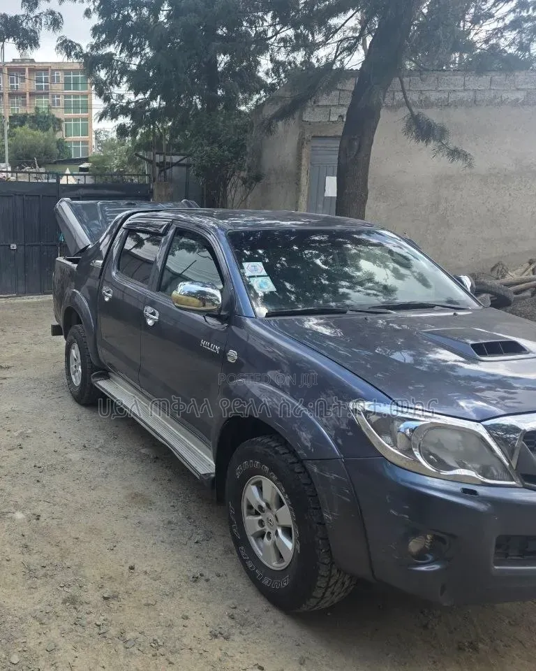 Toyota Hilux 2013 Maroon