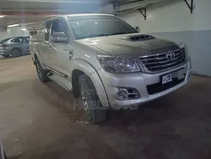 Toyota Hilux 2014 Gold