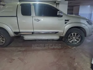 Toyota Hilux 2014 Gold