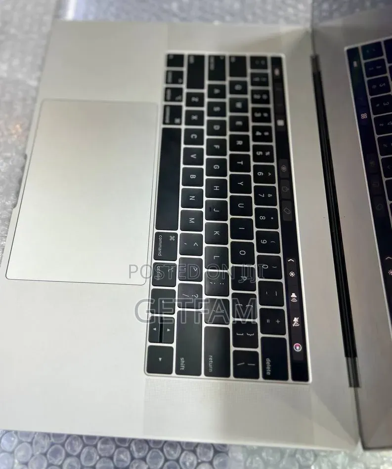 New Laptop Apple MacBook Pro 2018 16GB Intel Core i7 SSD 256GB