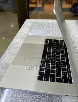 New Laptop Apple MacBook Pro 2018 16GB Intel Core i7 SSD 256GB