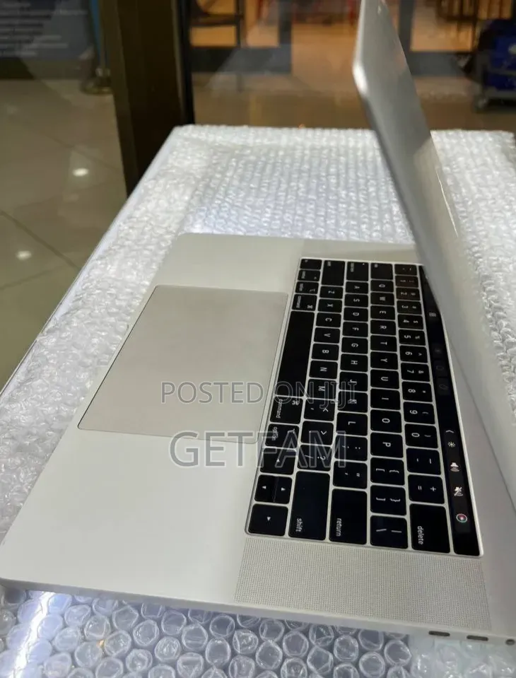 New Laptop Apple MacBook Pro 2018 16GB Intel Core i7 SSD 256GB