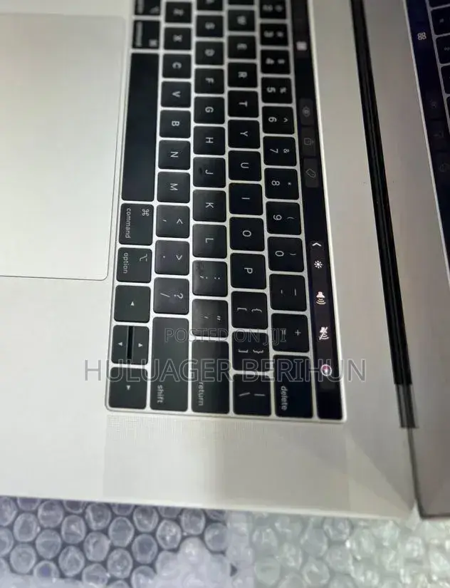 New Laptop Apple MacBook Pro 2018 16GB Intel Core i7 SSD 256GB