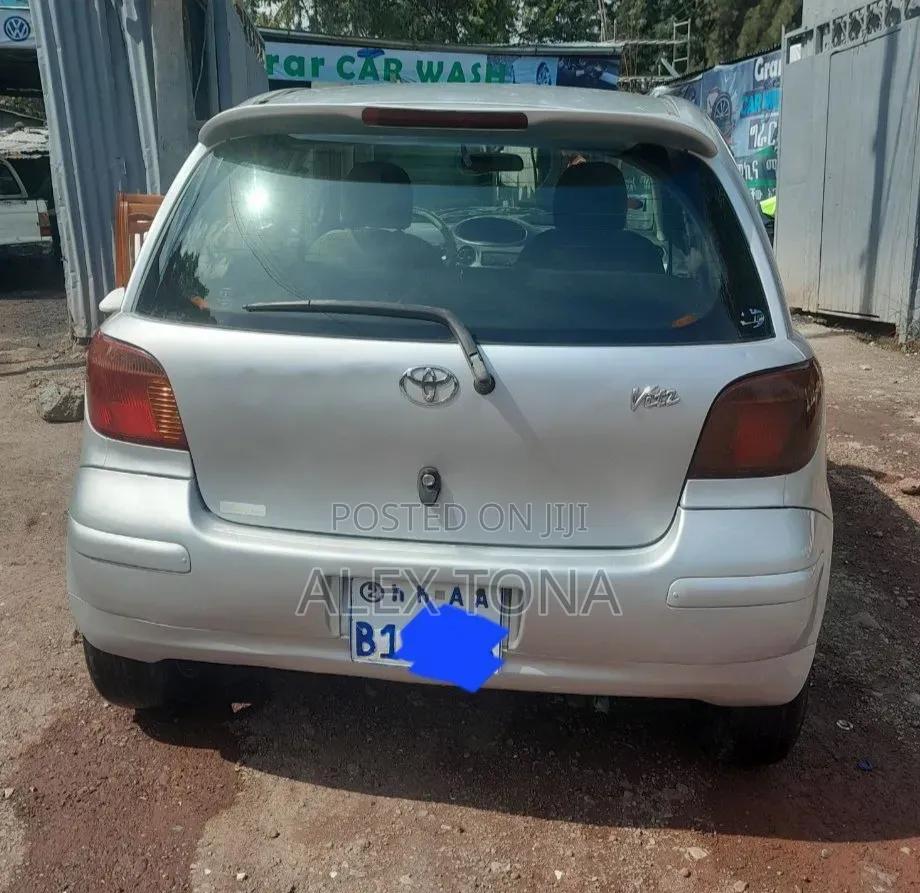 Toyota Vitz 2002 Silver